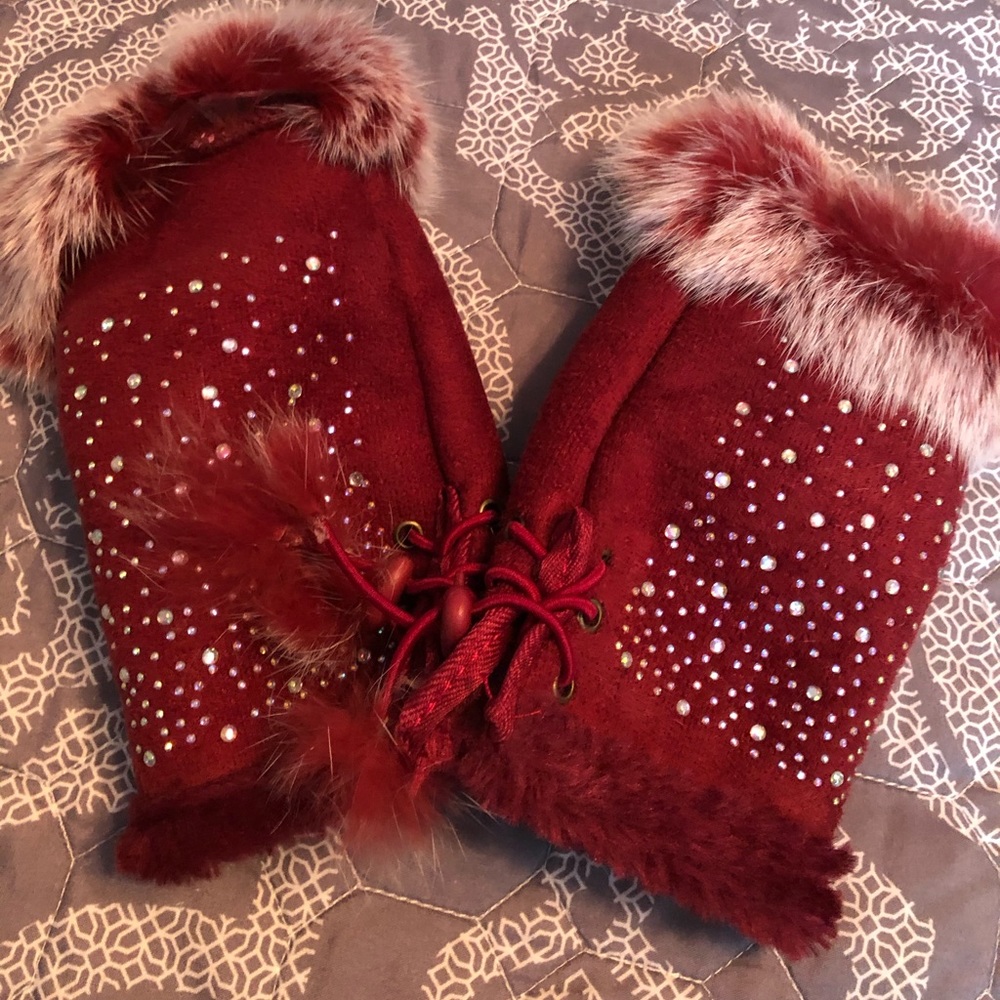 Suede fingerless gloves. Maroon color.